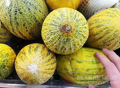 脆弱的哈密瓜怎么吃视频,脆弱果肉的美味解锁