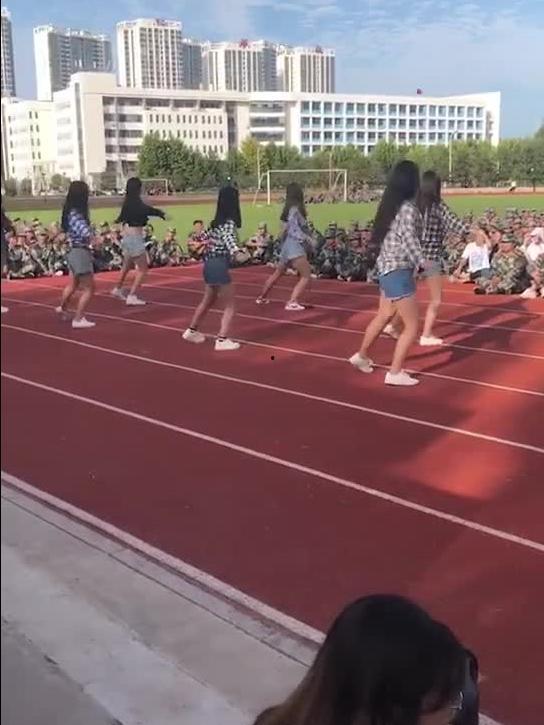 女的军训跳舞吃瓜视频播放,视频播放量爆表引热议