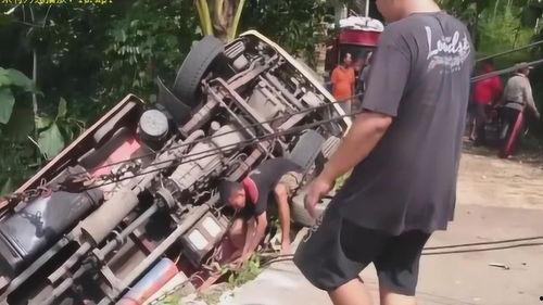 民警抓人吃瓜群众视频真实,吃瓜群众围观，一幕真实上演