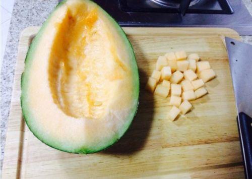 老姨吃哈密瓜视频,甜蜜滋味尽收眼底