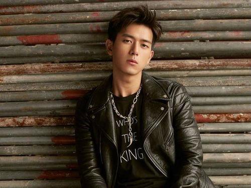 李现吃瓜视频真假对比图,真假对比揭示明星幕后真相