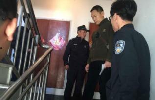 山东警察吃瓜视频,一幕日常生活中的温馨瞬间